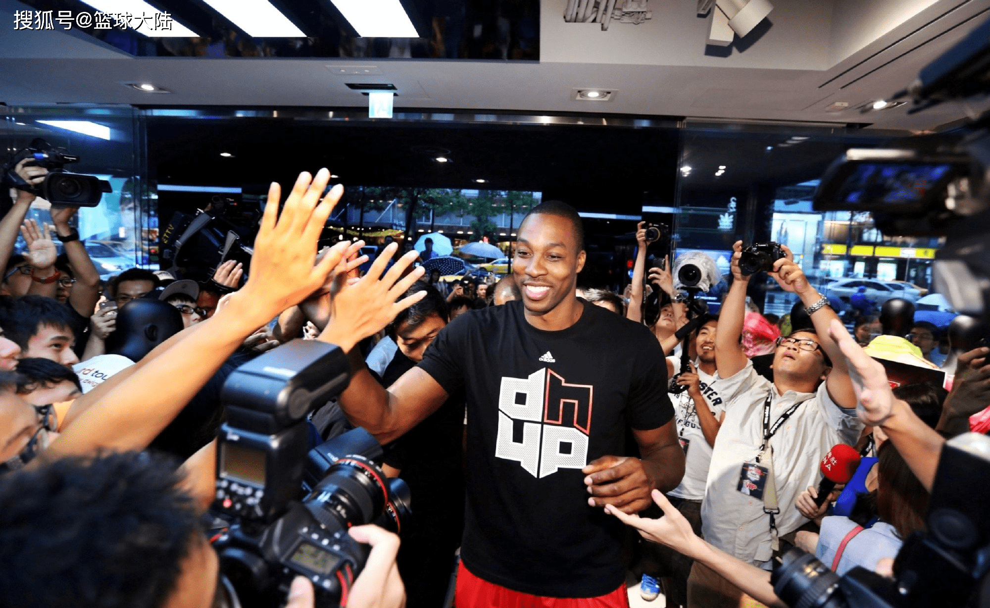 包含赛地聚焦——NBA常规赛关键时刻热度飙升，广东宏远状态回暖，球迷炸锅，团队化学反应显著的词条